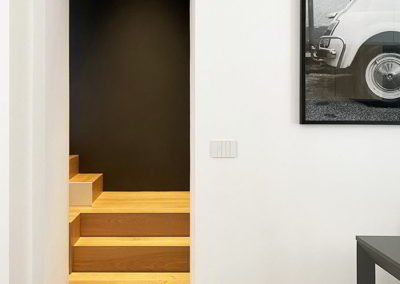 Officine Architetti Napoli_casa Pitloo - scala legno e parete nera