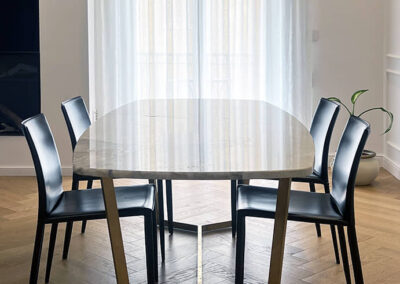 tavolo con piano in marmo e base ottone
